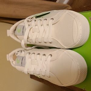 Cariuma Sneakers